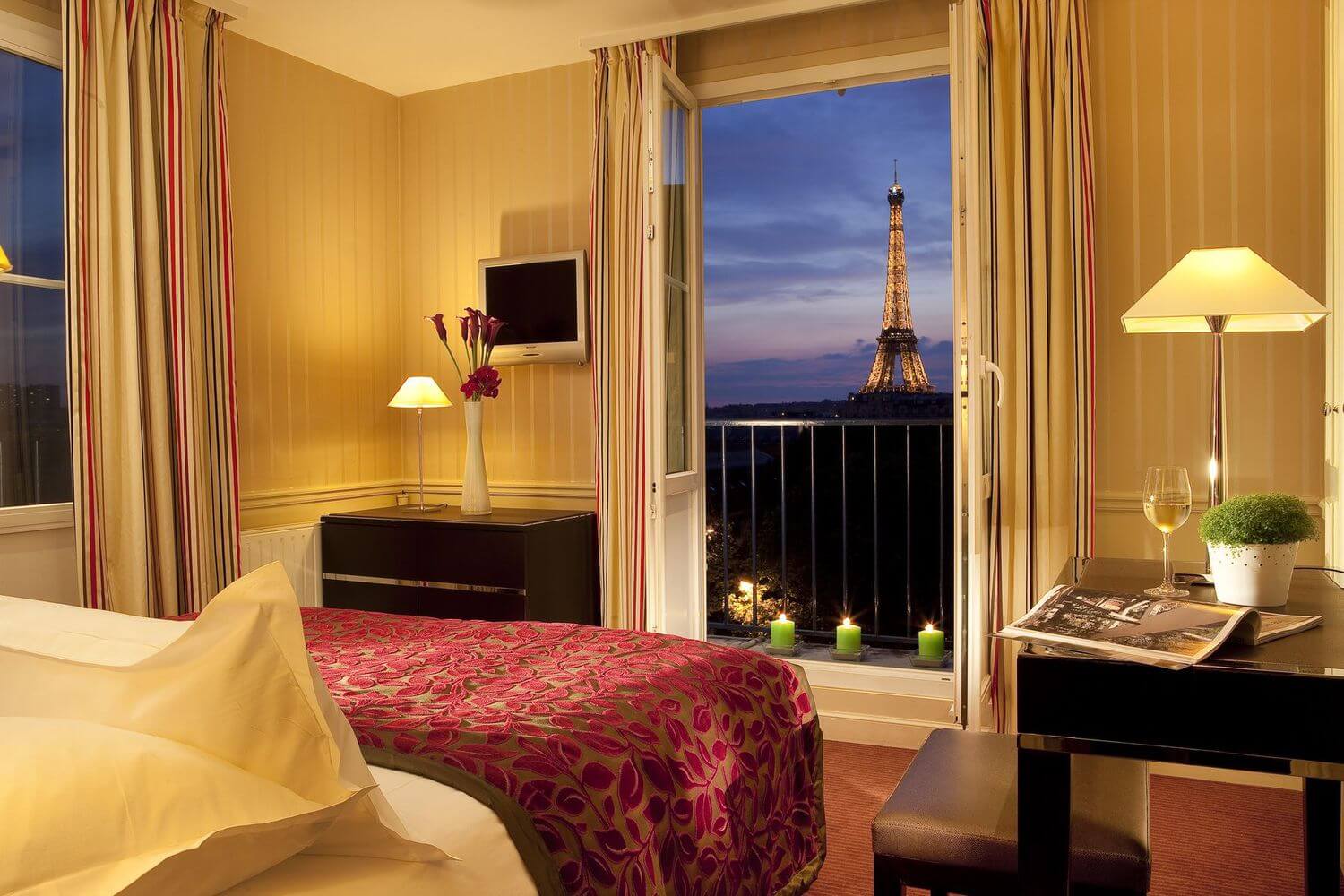 Otra magnífica vista de la Torre Eiffel desde la habitación del Hotel Duquesne Paris