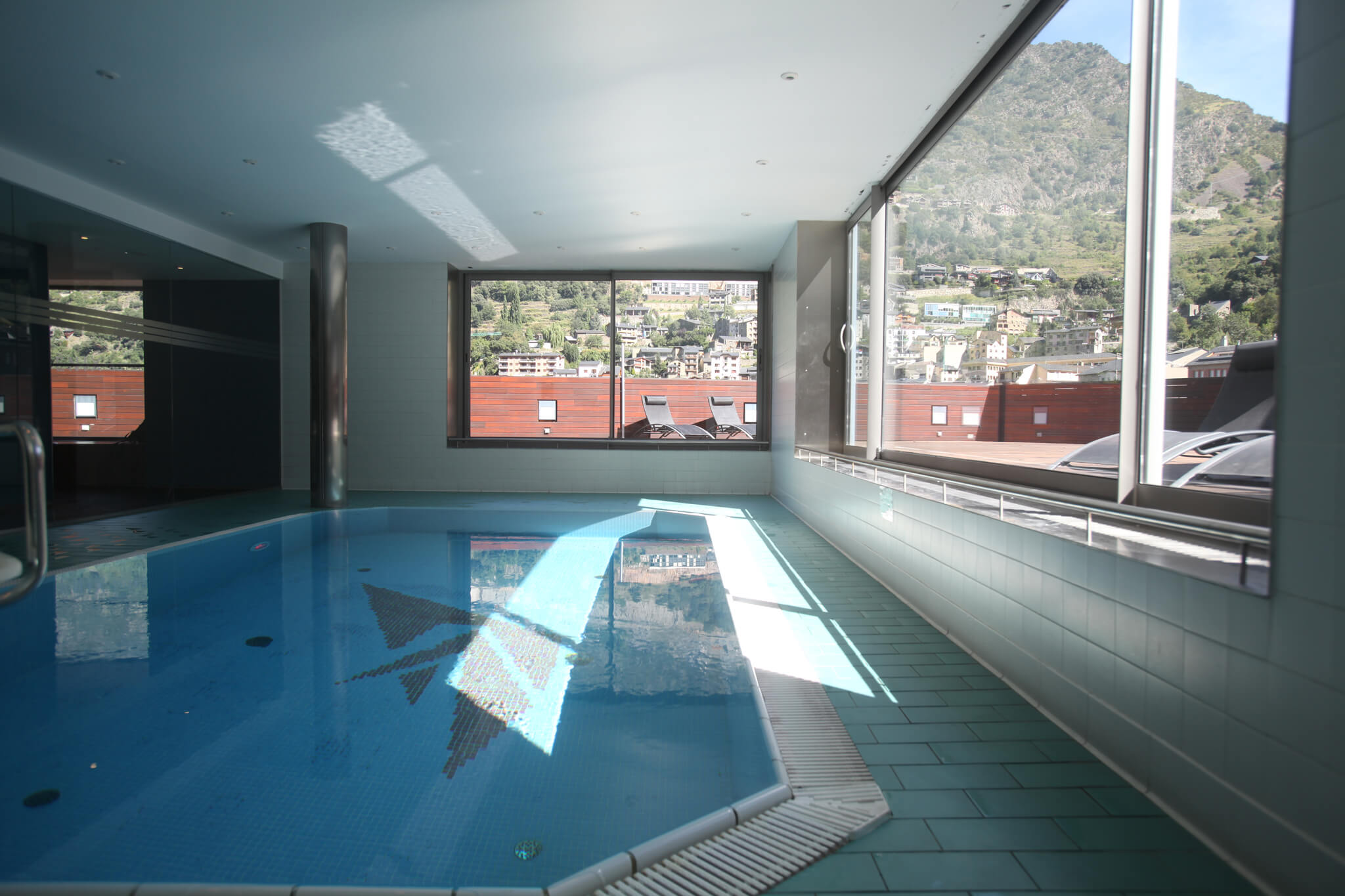 Piscina climatizada del Hotel Hesperia Andorra