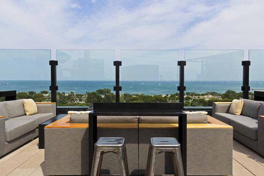 Terraza de hotel con vistas al lago