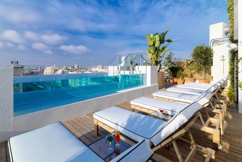 Piscina en la terraza del hotel H10 PUERTA DE ALCALÁ