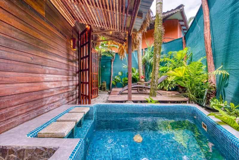 Piscina privada en el Hotel Banana Azul