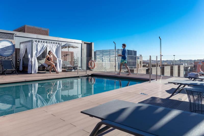 Piscina de la azotea del hotel Novotel Madrid Center