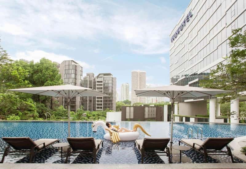 Piscina infinita del HOTEL Novotel Singapore On Stevens
