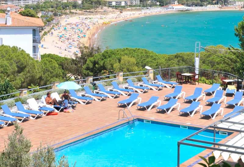 Piscina del hotel GHT S'Agaró Mar con vistas al mar
