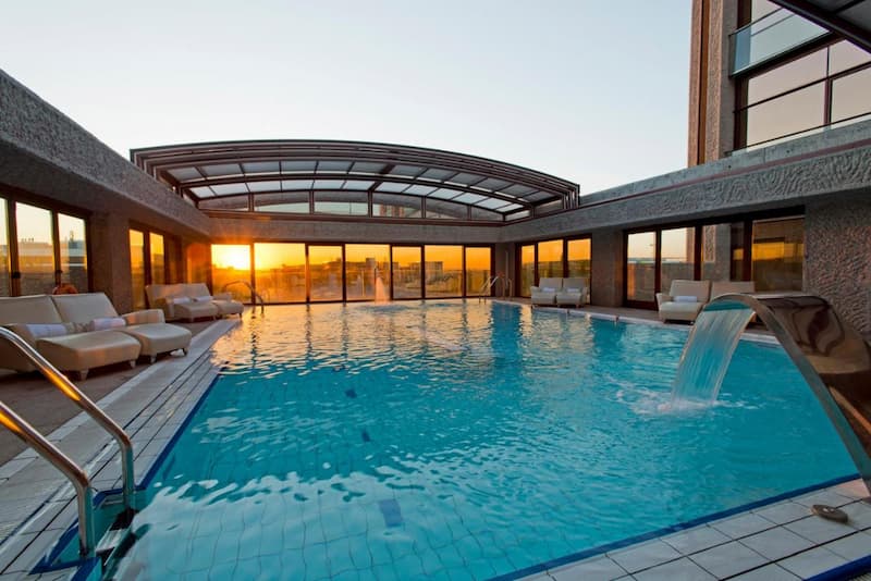 Piscina cubierta del hotel Hilton Madrid Airport