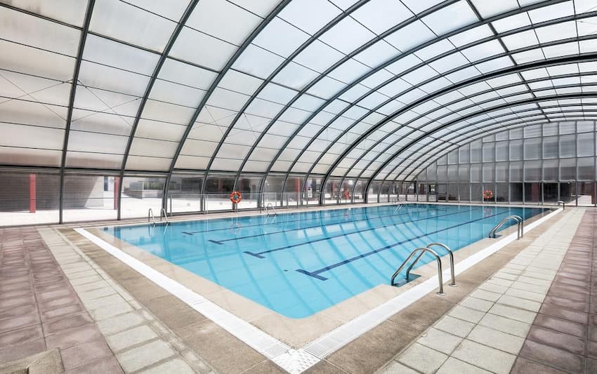 Piscina climatizada del Hotel TRYP Madrid Airport Suites LL