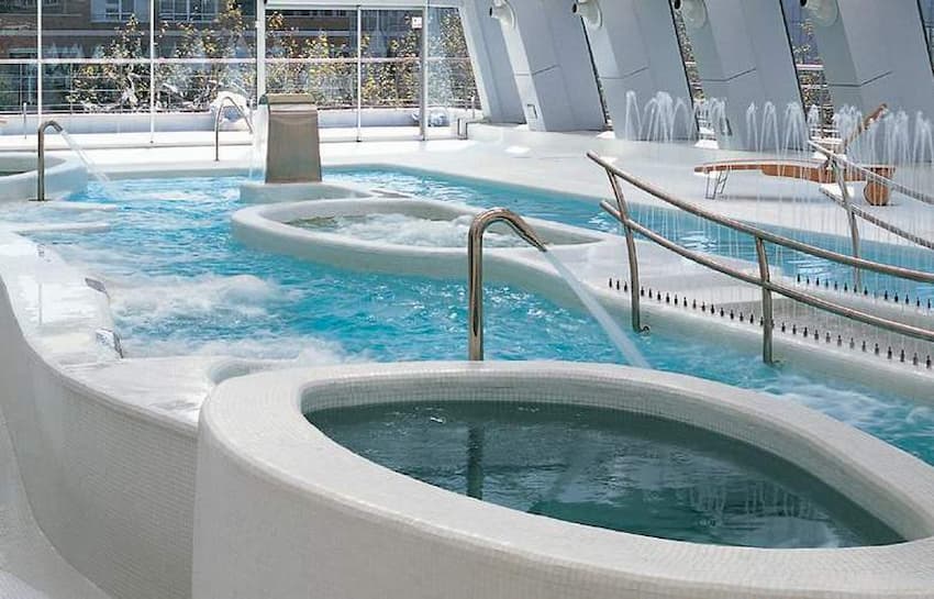 Piscina climatizada del hotel NH Collection Madrid Eurobuilding