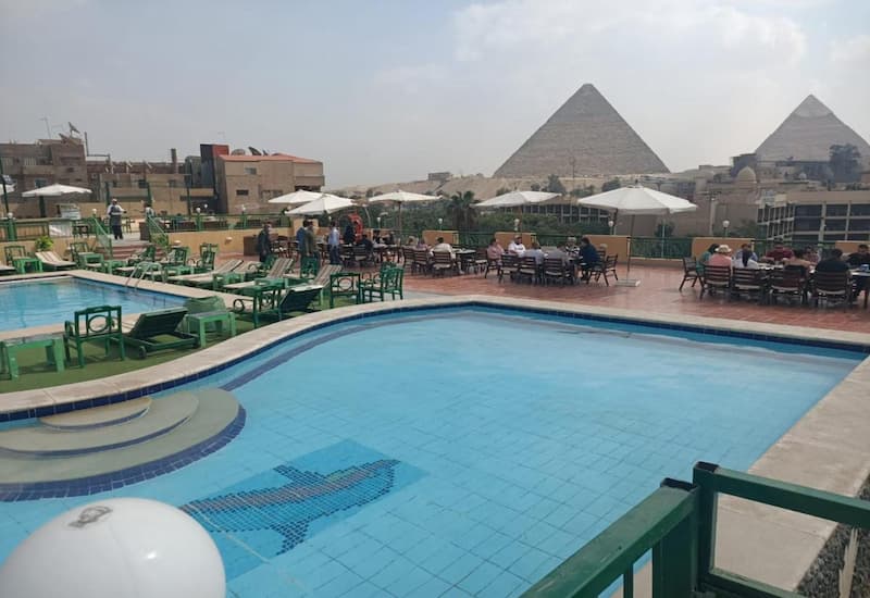 Vistas a las pirámides desde la piscina del New Regency Pyramids View Hotel