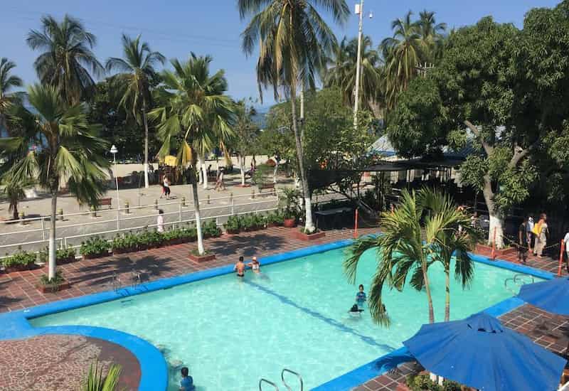 Piscina frente al mar del Hotel Rodadero Dorado Beach