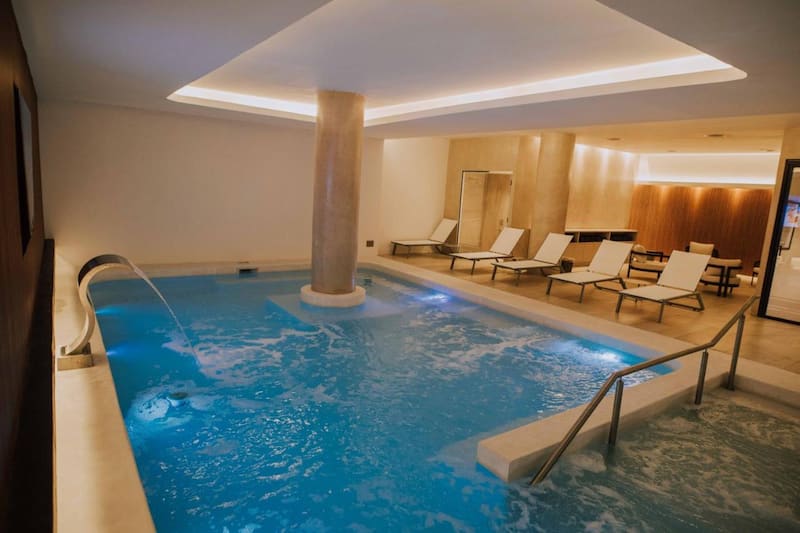 Pileta climatizada del Hotel Dos Reyes