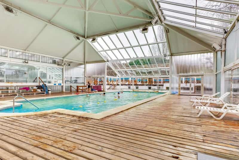 Pileta climatizada del hotel Selina Bariloche
