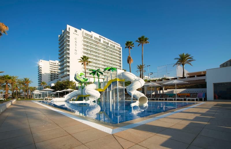 Piscina con toboganes del hotel Estival Torrequebrada