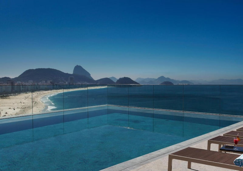 Vistas al mar desde la piscina en la terraza del hotel Miramar By Windsor Copacabana