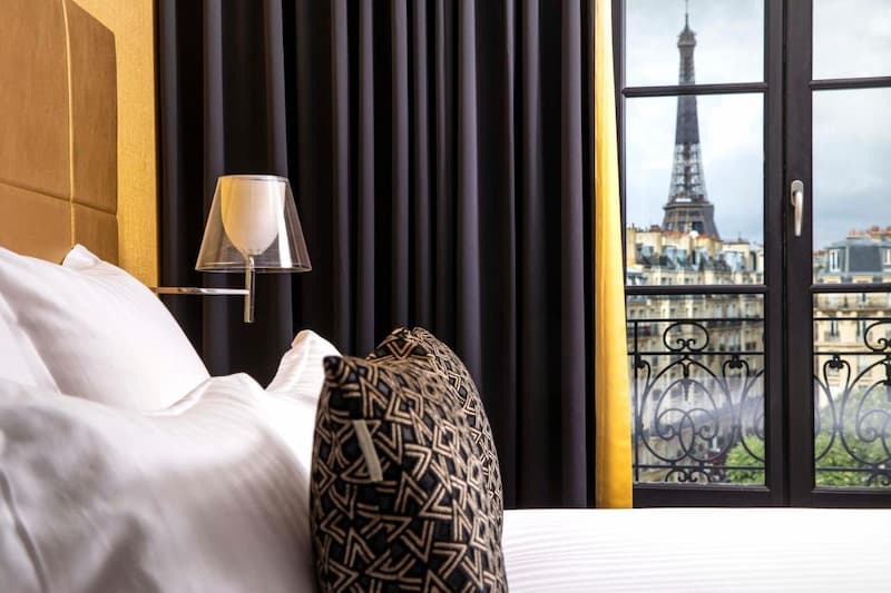 Vista a la torre Eiffel desde la habitación del hotel First Hotel
