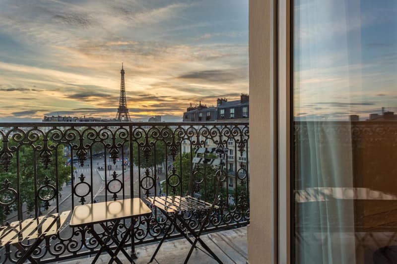 Vistas a la Torre Eiffel desde el balcón de una habitación del Hotel La Comtesse