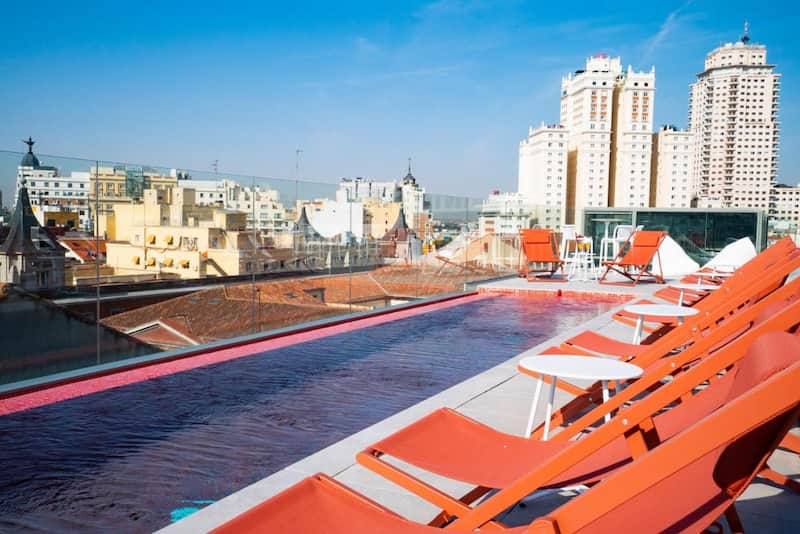 Piscina en la azotea del Akeah Hotel Gran Vía