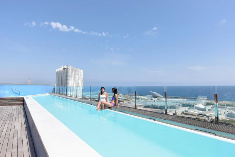 Piscina infinita en la terraza del hotel Barcelona Princess