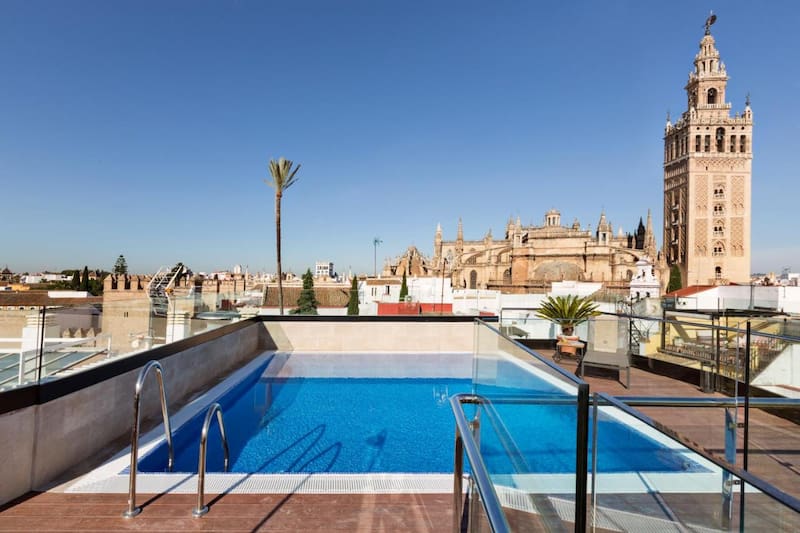 Piscina en la azotea del Hotel Casa 1800 Sevilla