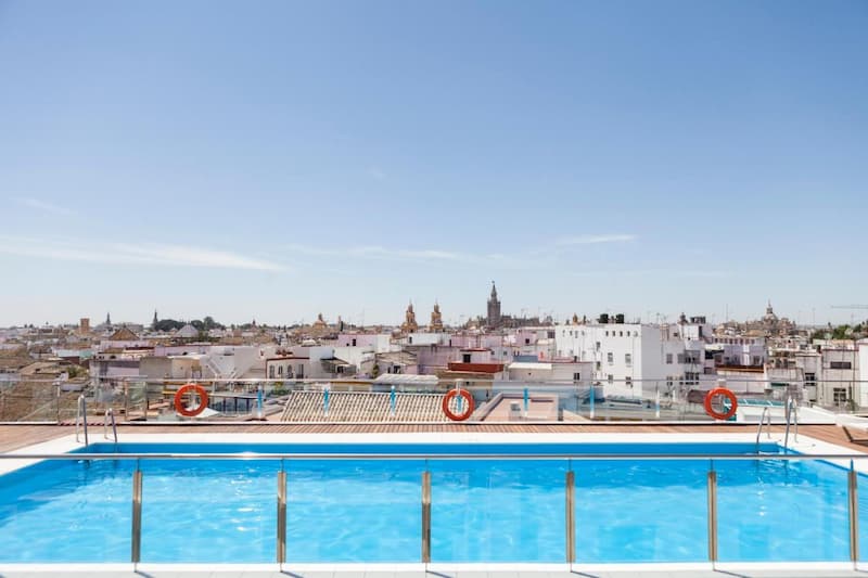 Piscina en la terraza del Hotel Don Paco