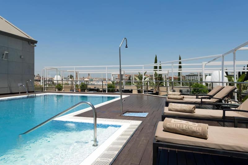 Piscina en la azotea del Hotel Sevilla Center
