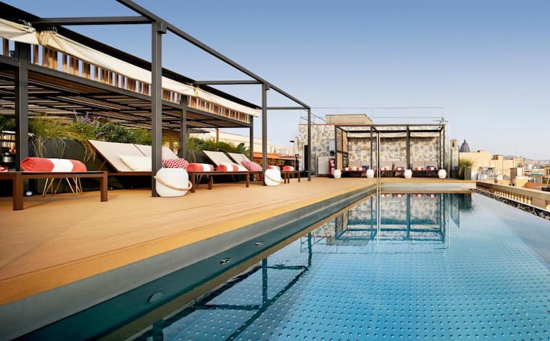 Piscina en la terraza del Kimpton Vividora Hotel