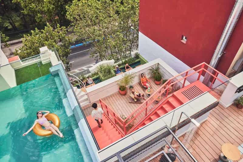 Piscina en la terraza del hotel The Social Hub Madrid