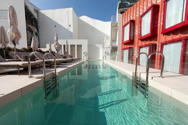 Piscina en la terraza del UMusic Hotel Madrid