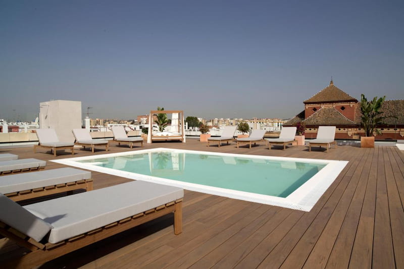 Piscina en la terraza del hotel Zenit Sevilla