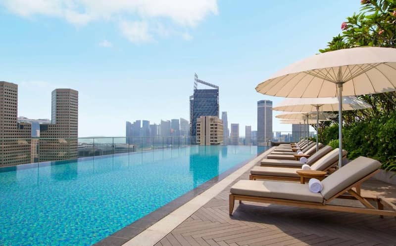 Piscina infinita del hotel Andaz Singapore