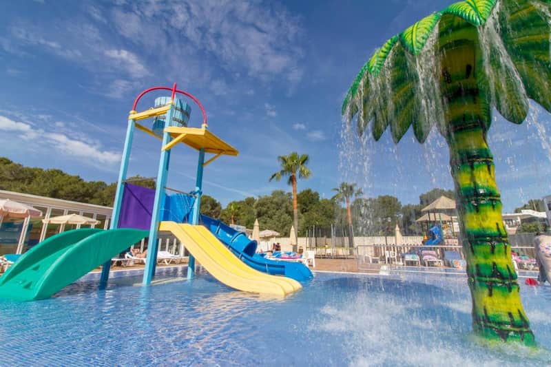 Piscina con toboganes para niños pequeños del Hotel Caribe