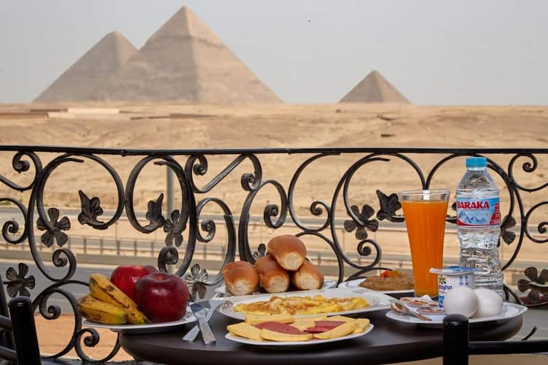 Vista a las pirámides de Giza desde el Pyramids Planet Hotel