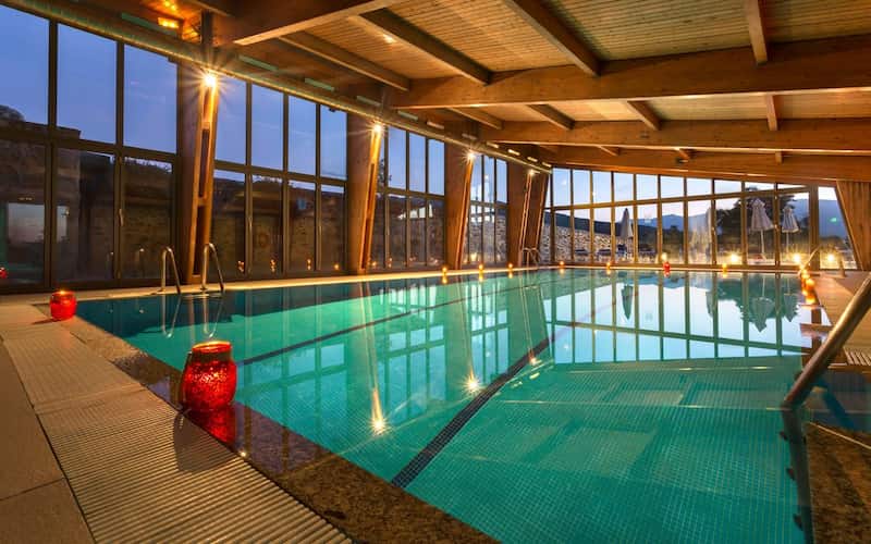 Piscina climatizada del hotel Izan Puerta de Gredos