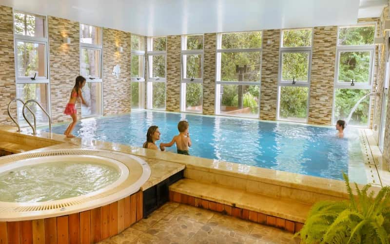 Piscina climatizada del Boutique Hotel & Spa Bosque del Nahuel