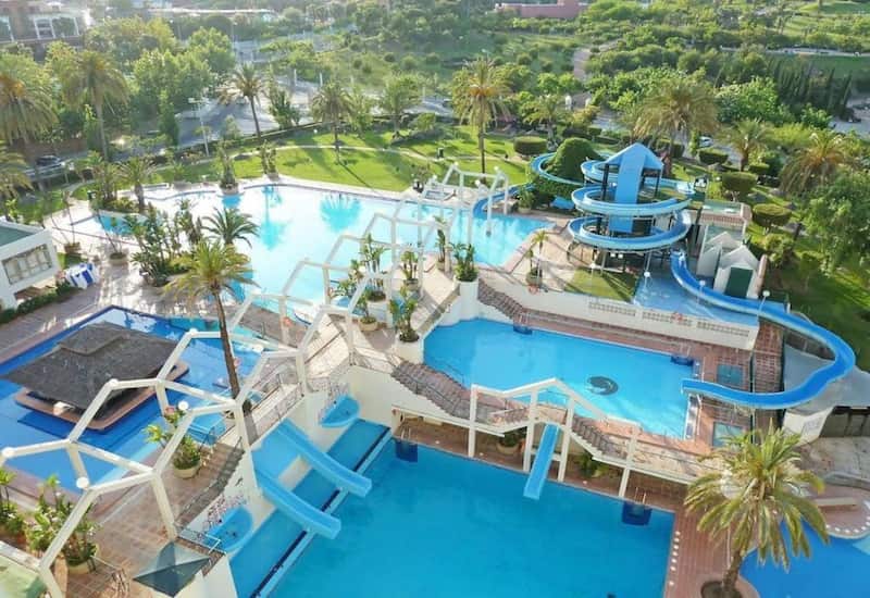 Parque acuático con toboganes del hotel BenalBeach