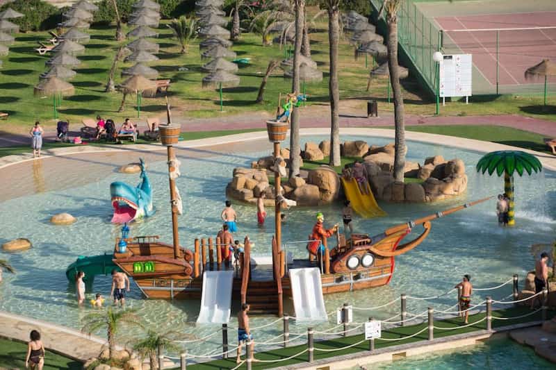 Piscina con barco pirata del hotel Evenia Zoraida Garden