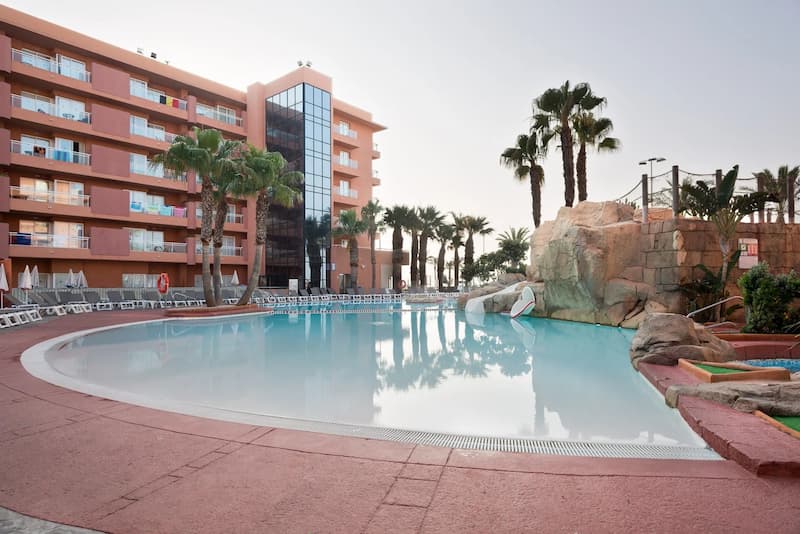 Piscina con toboganes para niños pequeños del Hotel Best Roquetas