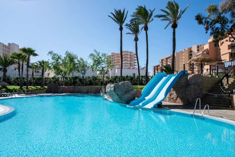 Piscina con toboganes para niños del Hotel Roquetas El Palmeral by Pierre & Vacances