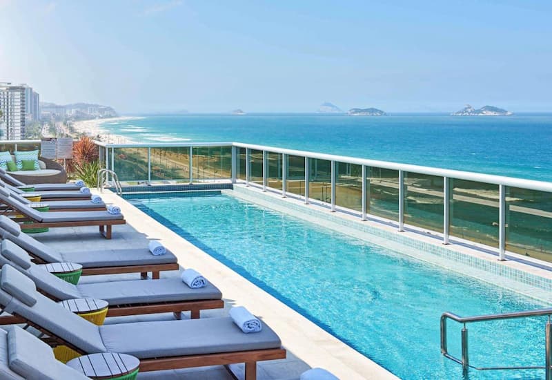 Vistas al mar desde la piscina en la azotea del hotel Novotel Rio de Janeiro Barra da Tijuca